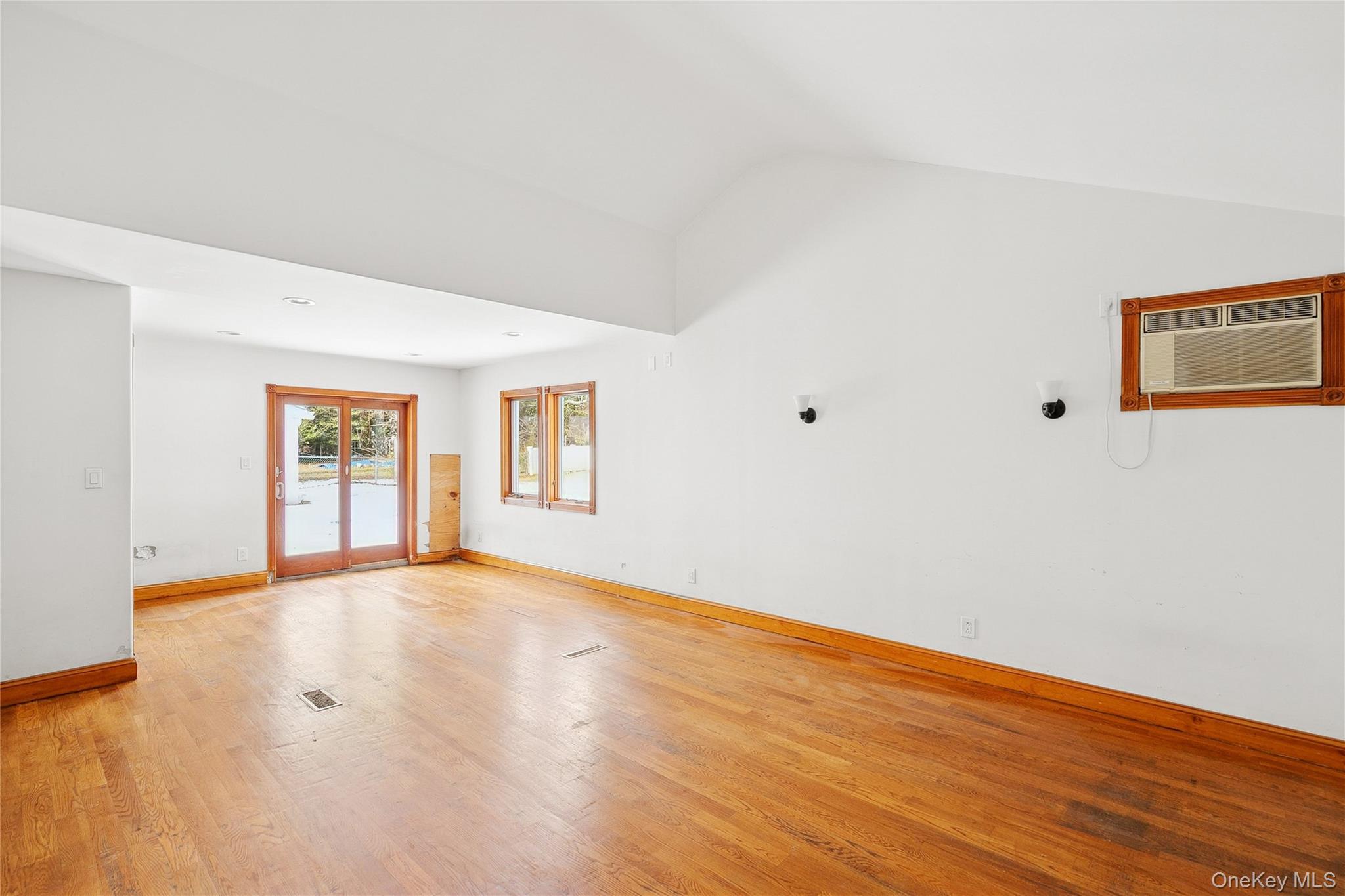 549 Woodbury Road Cold Spring Harbor, NY 11724 - Photo 28 of 47