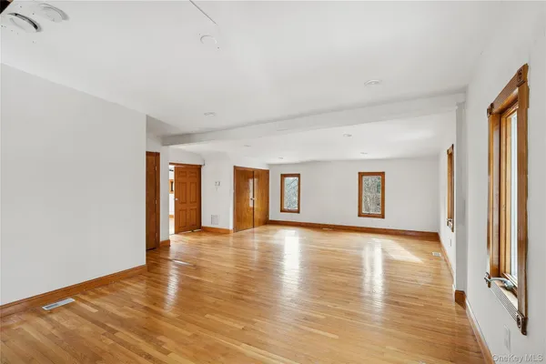 $1,299,000 | 549 Woodbury Road, Cold Spring Harbor, NY 11724