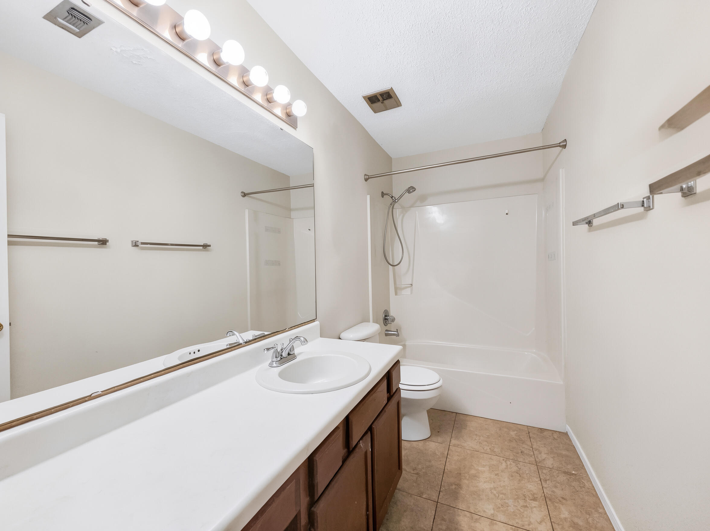 1825 Hunters Path Fort Walton Beach, FL 32547 - Photo 11 of 13 1825-Hunters-Path_interior-bathroom-2_11