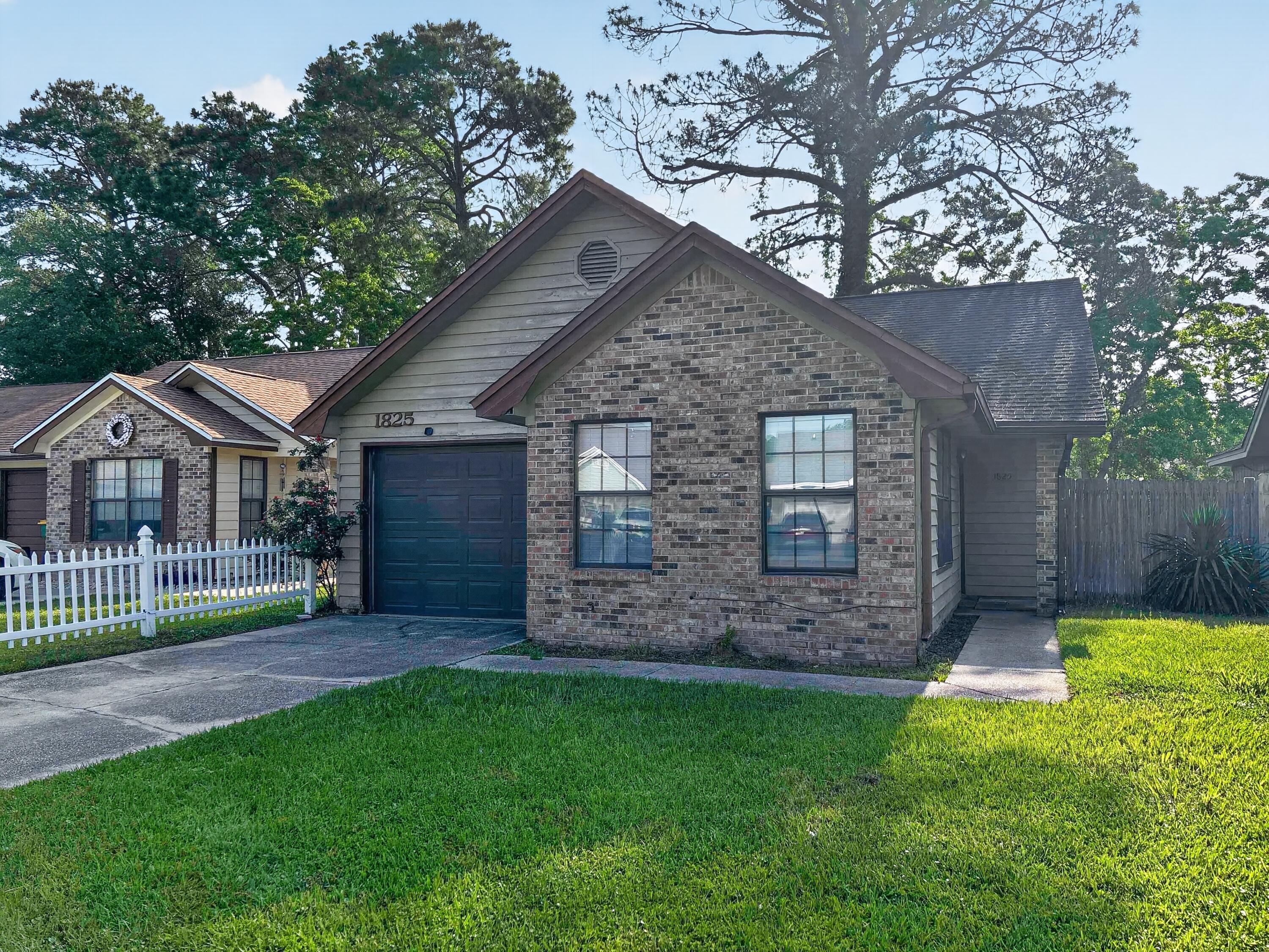 1825 Hunters Path Fort Walton Beach, FL 32547 - Photo 2 of 13 1825-Hunters-Path_exterior-front-of-hous