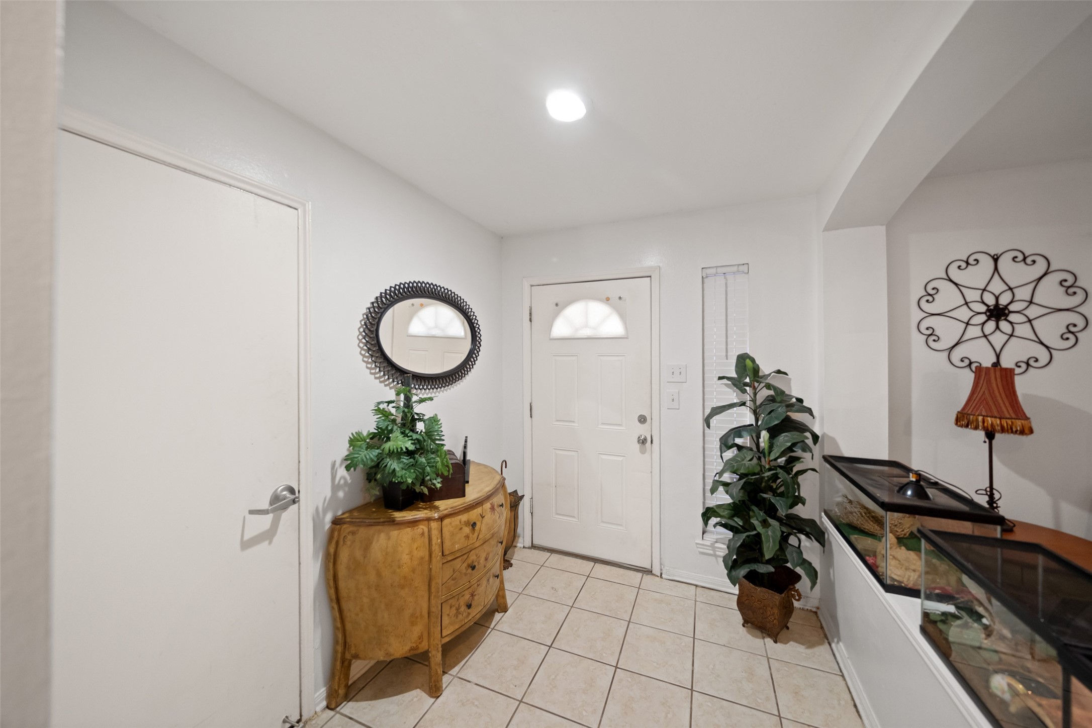 2514 Raintree Village Drive Katy, TX 77449 - Photo 2 of 26 a room with furniture and potted plant