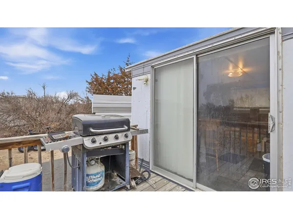 a black and white photo of a living room