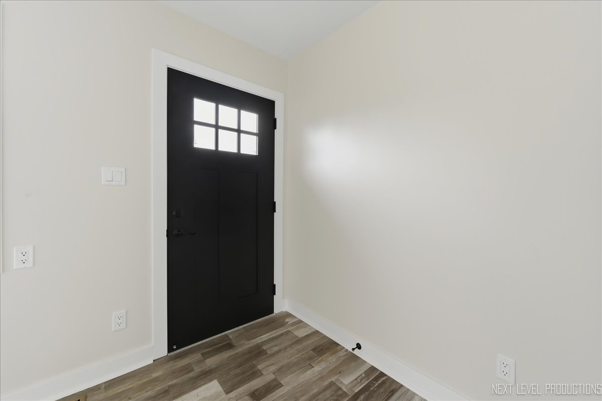 1401 Seminole Drive Ottawa, IL 61350 - Photo 13 of 24 a view of empty room with windows