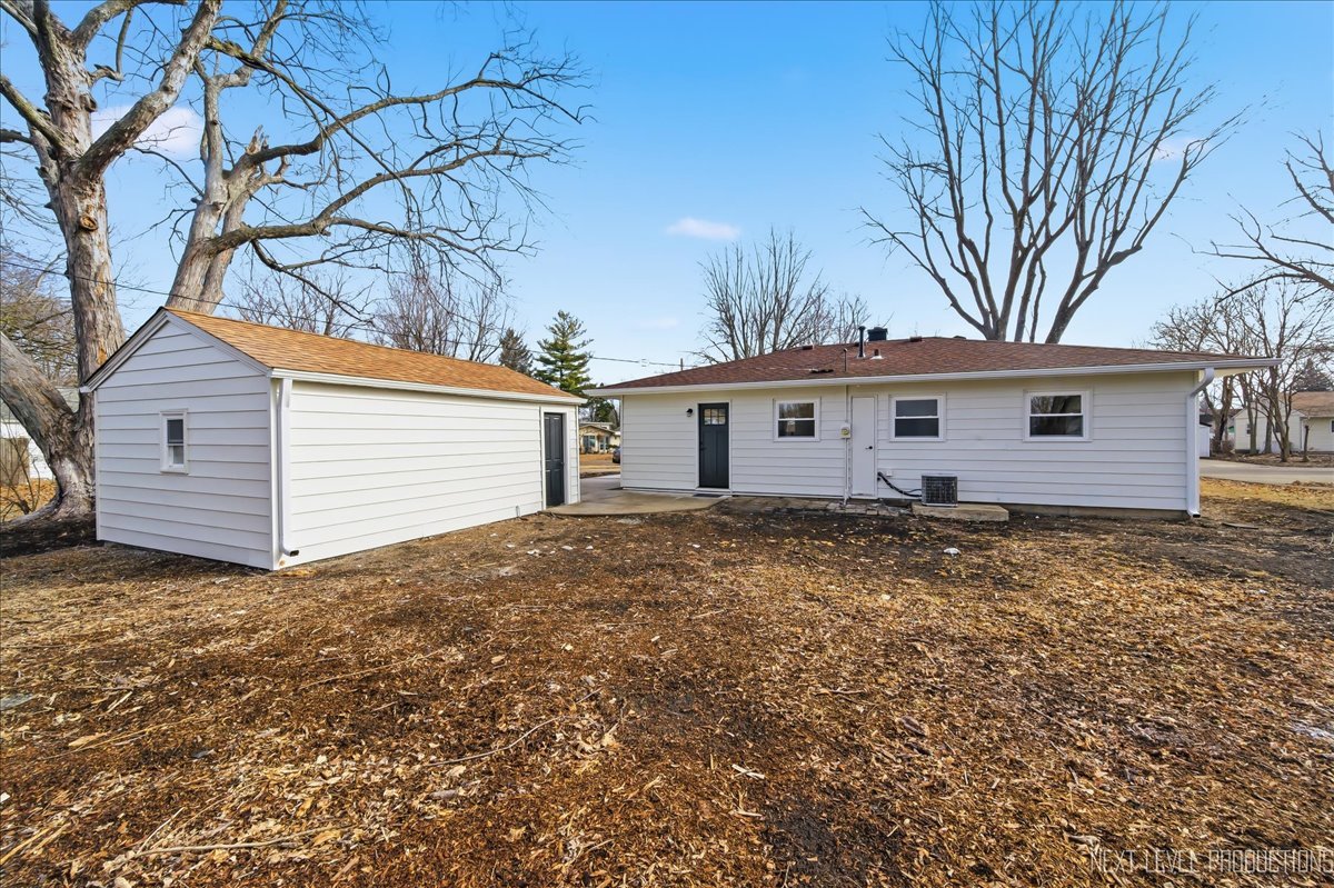 1401 Seminole Drive Ottawa, IL 61350 - Photo 20 of 24 a view of a yard with a house and a tree