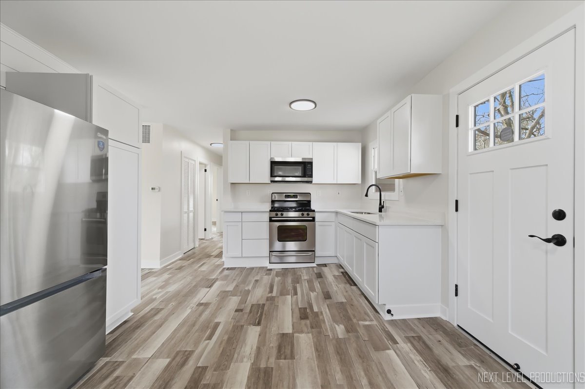 1401 Seminole Drive Ottawa, IL 61350 - Photo 2 of 24 a kitchen with granite countertop a refrigerator oven a sink and dishwasher
