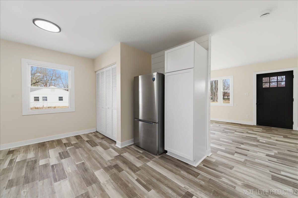 1401 Seminole Drive Ottawa, IL 61350 - Photo 6 of 24 a view of an empty room with closet and a window