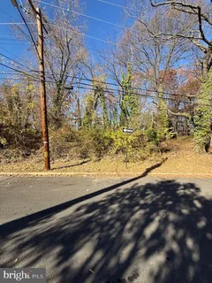 a view of a yard of the house