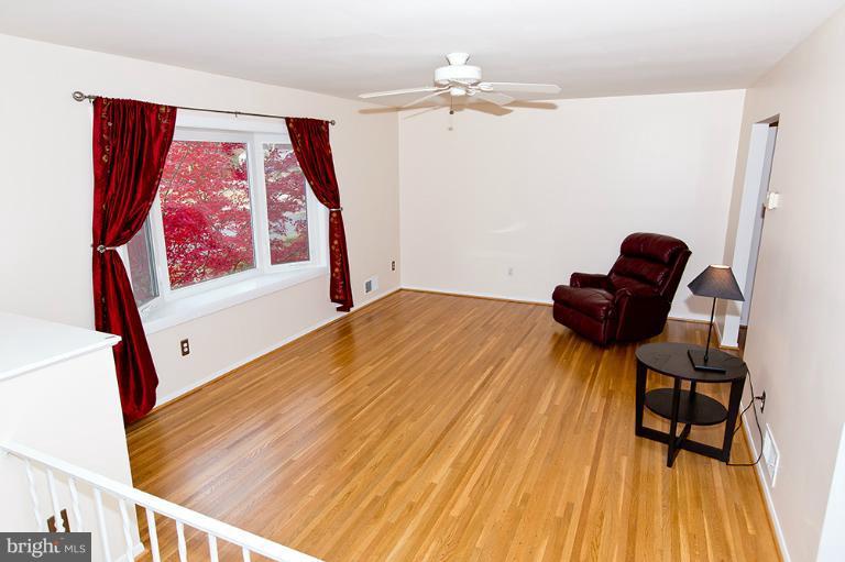 4311 Lees Corner Road Chantilly, VA 20151 - Photo 7 of 30 Living Room
