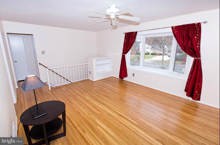 4311 Lees Corner Road Chantilly, VA 20151 - Photo 8 of 30 Living Room