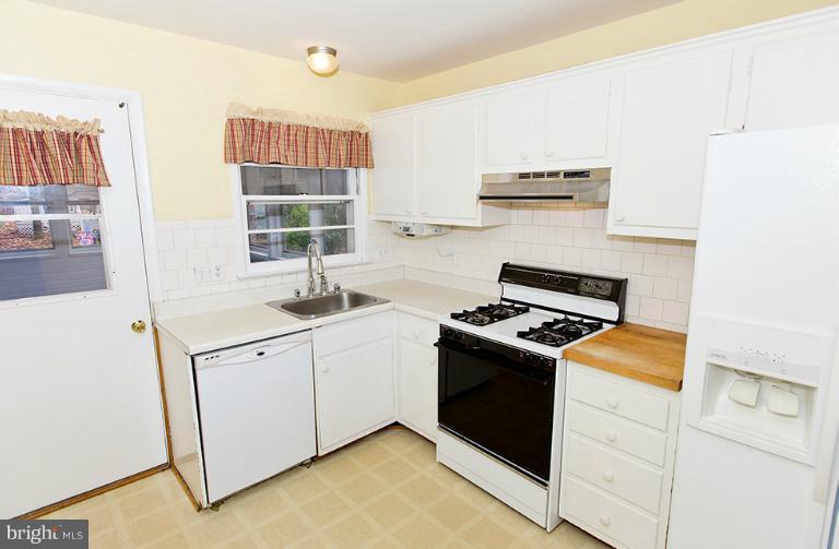 4311 Lees Corner Road Chantilly, VA 20151 - Photo 10 of 30 Kitchen
