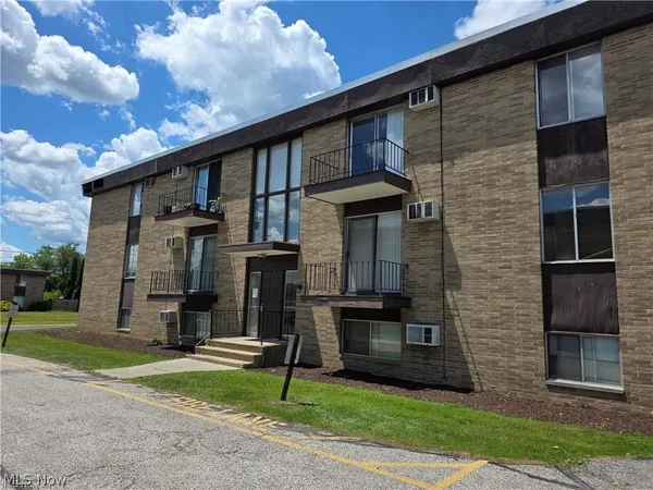 $1,000 | 16101 Maple Park Drive, Unit 12B, Maple Heights, OH 44137