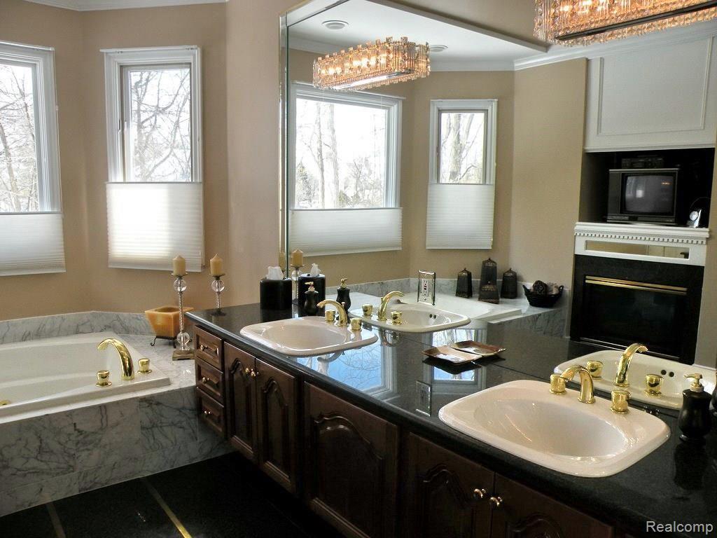 3975 Oak Pointe Court Rochester, MI 48306 - Photo 15 of 39 Master Bath