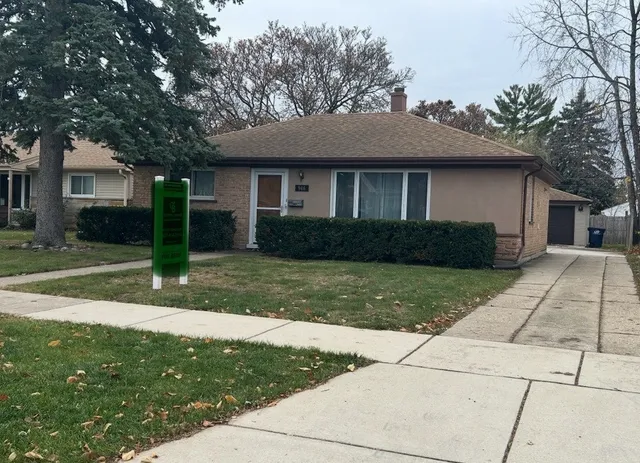 $2,500 | 946 East Grant Drive, Des Plaines, IL 60016