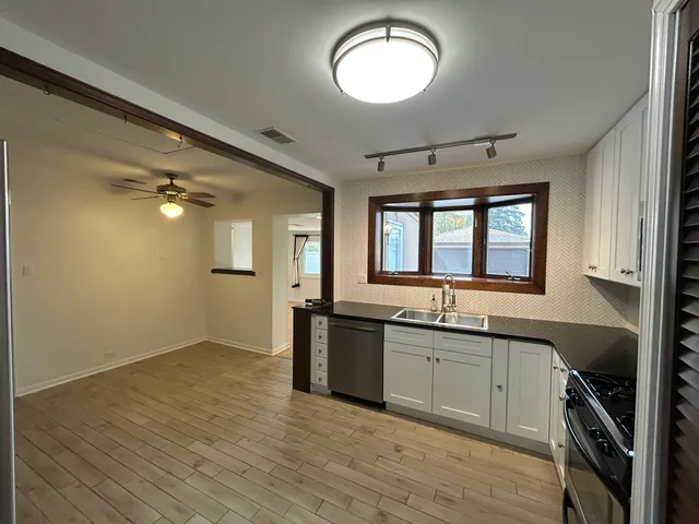 $2,500 | 946 East Grant Drive, Des Plaines, IL 60016