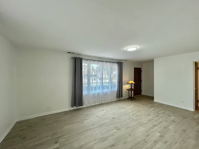 $2,500 | 946 East Grant Drive, Des Plaines, IL 60016