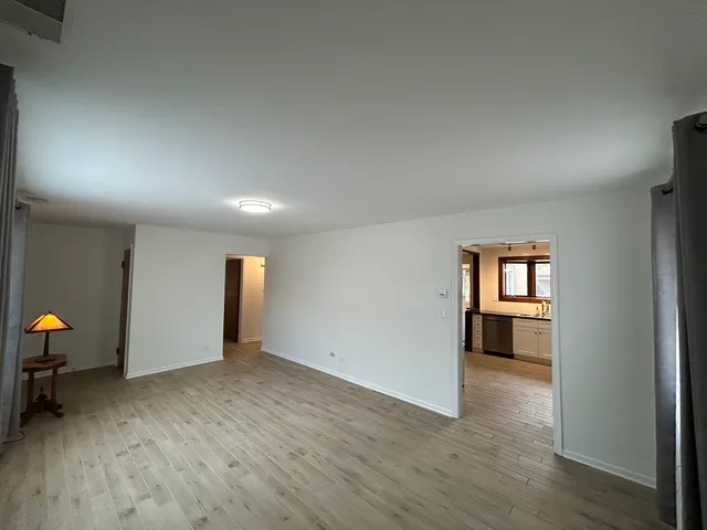 $2,500 | 946 East Grant Drive, Des Plaines, IL 60016