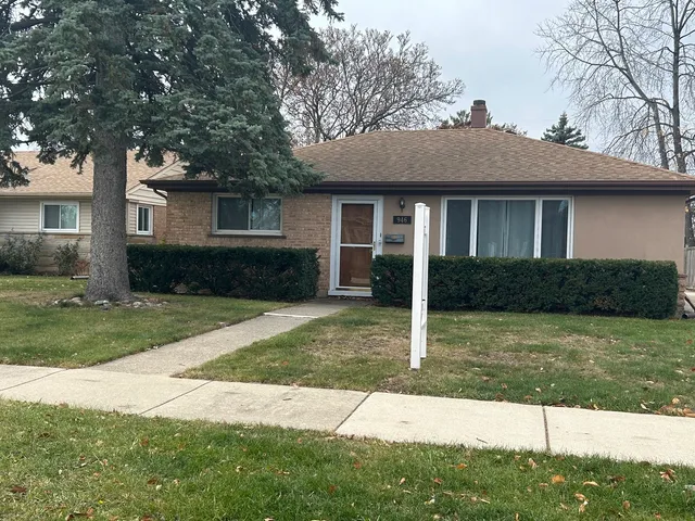 $2,500 | 946 East Grant Drive, Des Plaines, IL 60016