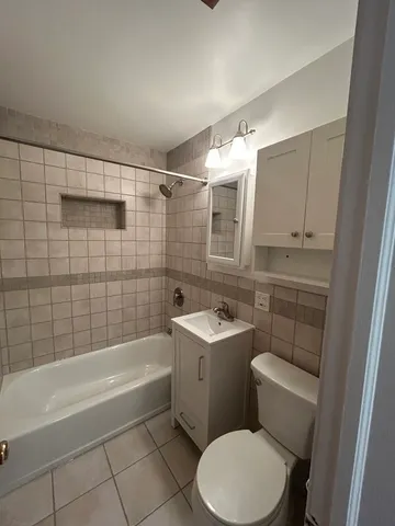 $2,500 | 946 East Grant Drive, Des Plaines, IL 60016