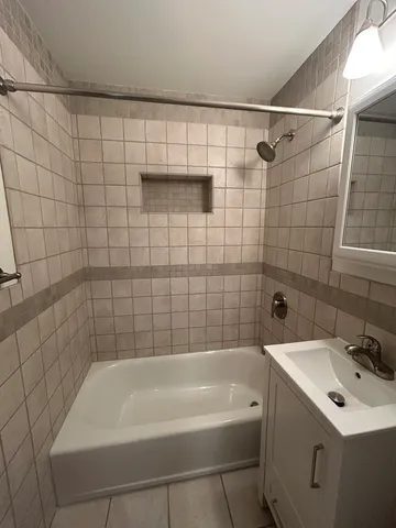 $2,500 | 946 East Grant Drive, Des Plaines, IL 60016