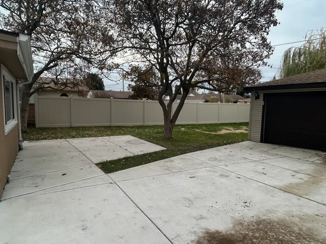 $2,500 | 946 East Grant Drive, Des Plaines, IL 60016