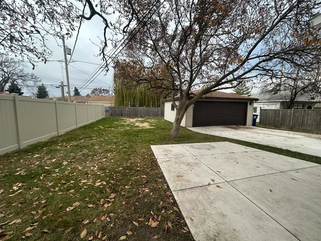 $2,500 | 946 East Grant Drive, Des Plaines, IL 60016