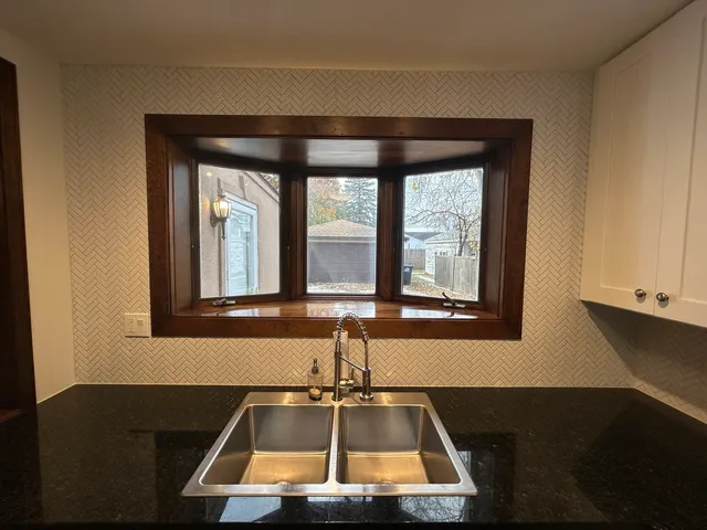 $2,500 | 946 East Grant Drive, Des Plaines, IL 60016