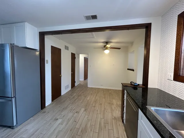 $2,500 | 946 East Grant Drive, Des Plaines, IL 60016