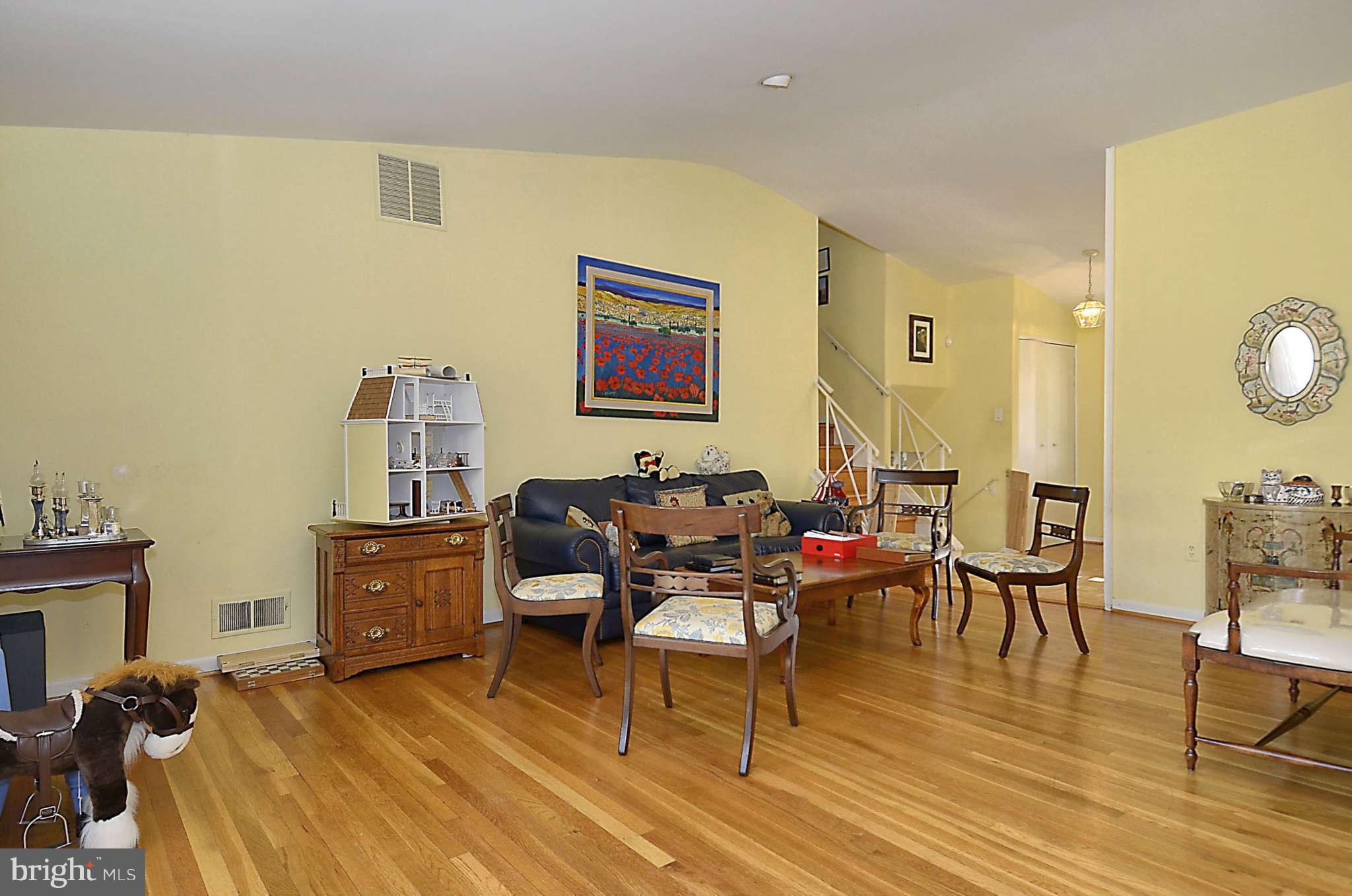 707 Horton Drive Silver Spring, MD 20902 - Photo 5 of 30 Living Room