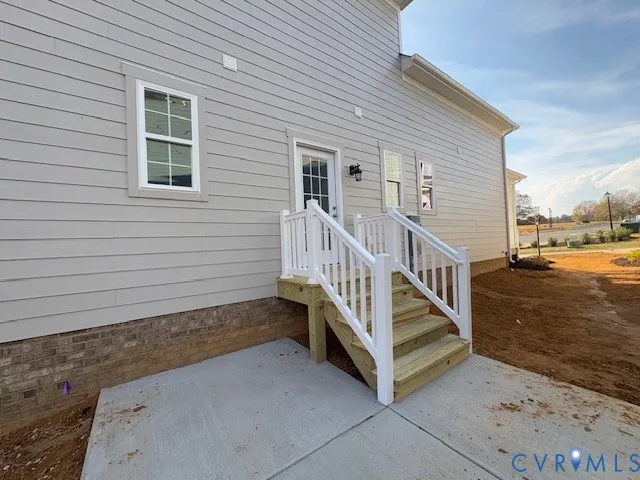 a view of empty room with window