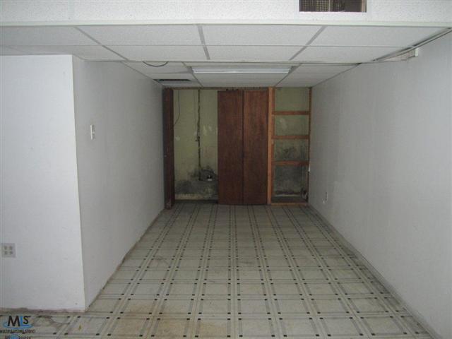 29744 Rambling Road Southfield, MI 48076 - Photo 11 of 14 31118003-10.JPG