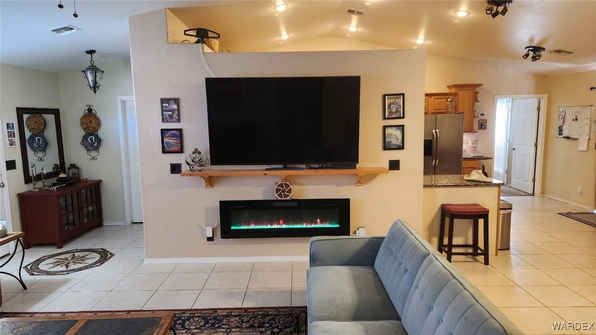 2113 South Dragoon Road Golden Valley, AZ 86413 - Photo 14 of 69 Living Room