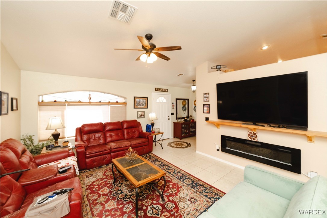 2113 South Dragoon Road Golden Valley, AZ 86413 - Photo 9 of 69 Living Room