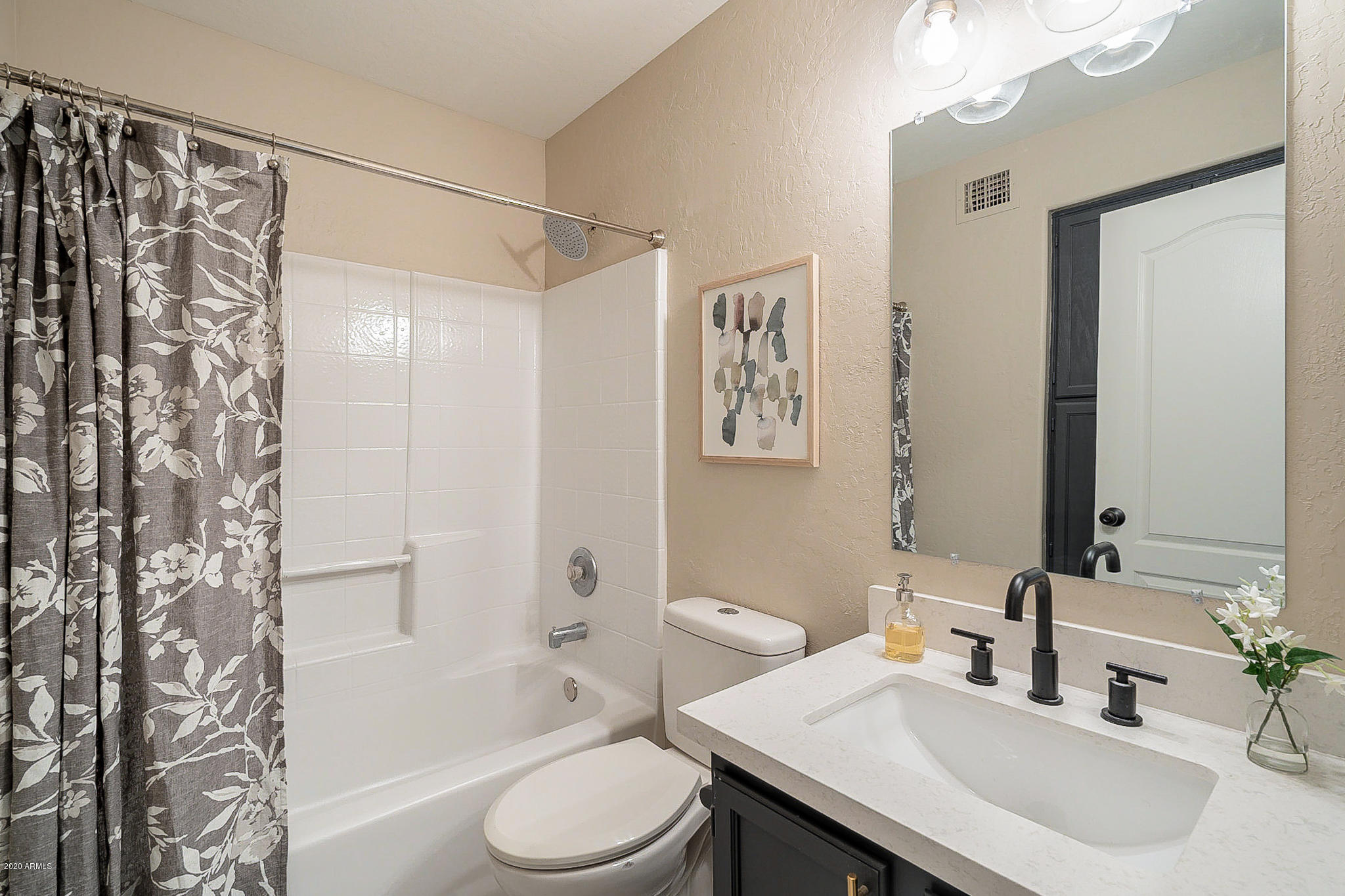 4163 East Pecan Road Phoenix, AZ 85040 - Photo 25 of 32 Hall Full Bath