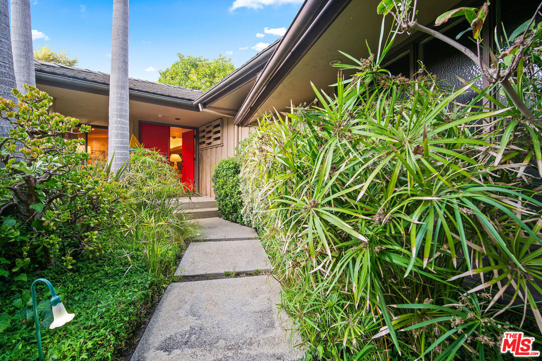 10871 Chalon Road Los Angeles, CA 90077 - Photo 7 of 41 a backyard of a house with lots of green space
