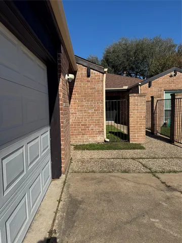 $2,000 | 7838 Vickijohn Drive, Houston, TX 77071