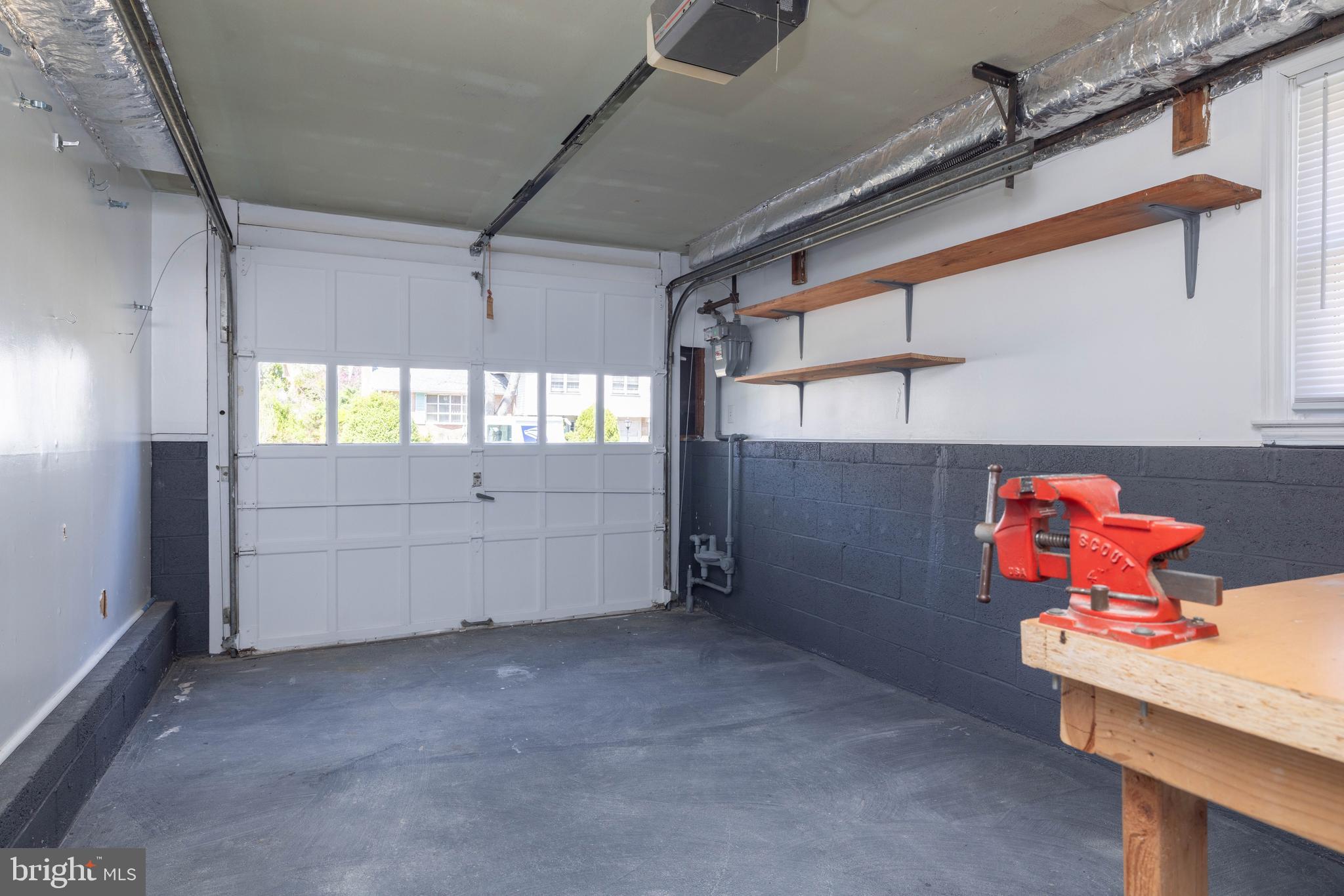 23 Ferncliff Road Newark, DE 19711 - Photo 31 of 42 Garage/tool bench