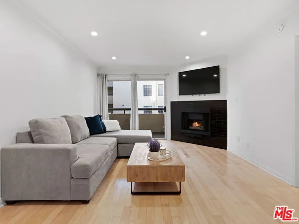 $550,000 | 21520 Burbank Boulevard, Unit 112, Woodland Hills, CA 91367