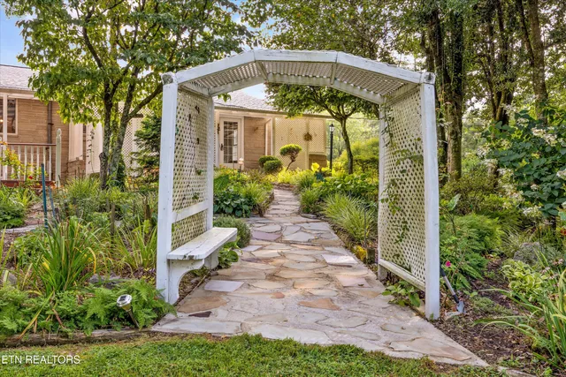 $645,000 | 2992 Knoxville Highway, Wartburg, TN 37887