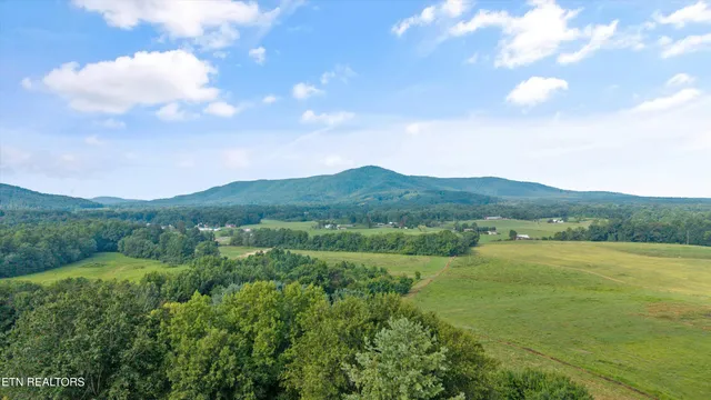 $645,000 | 2992 Knoxville Highway, Wartburg, TN 37887