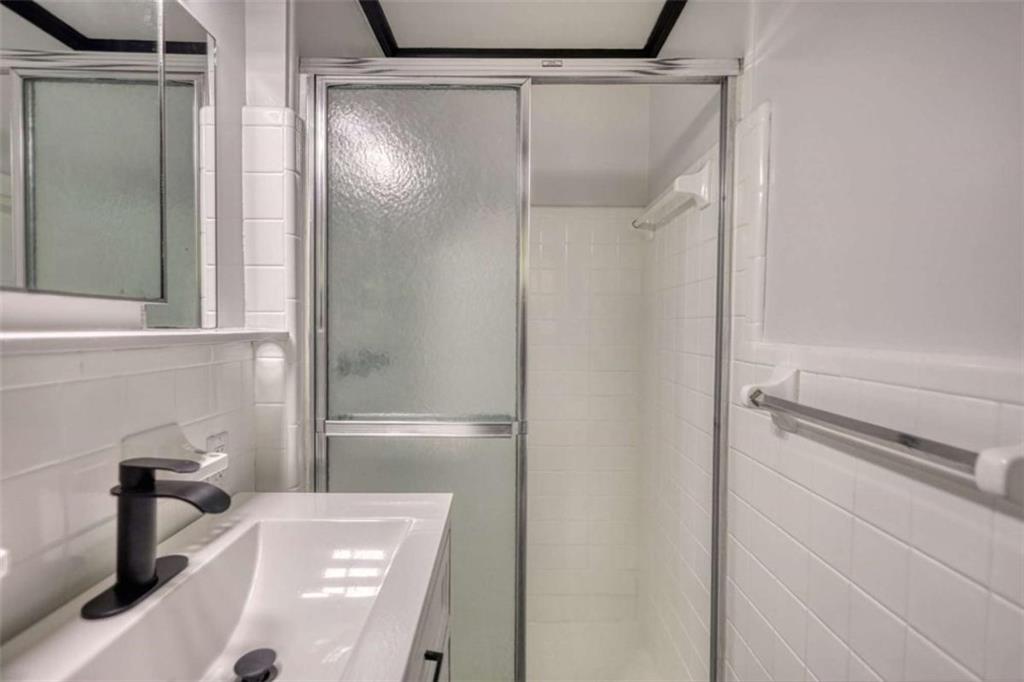 555 Joy Street Jackson, GA 30233 - Photo 44 of 56 a bathroom with a shower and a tub