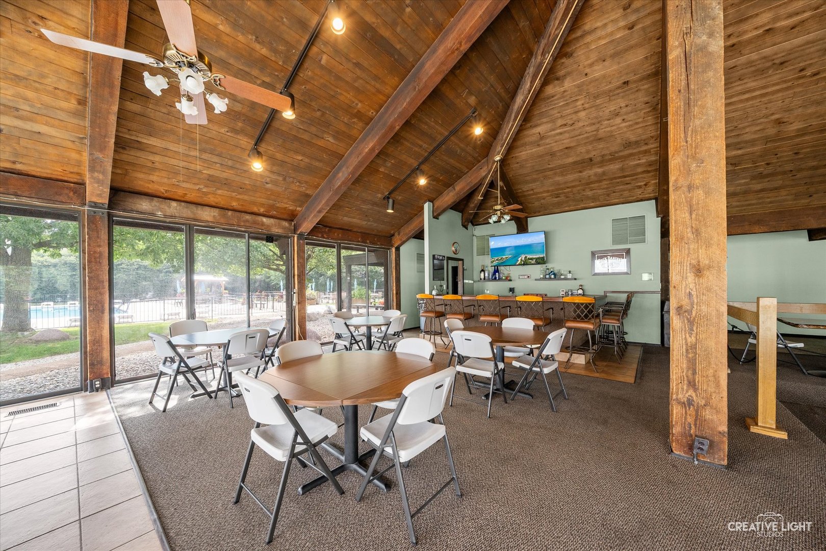 2005 South Finley Road, Unit 1209 Lombard, IL 60148 - Photo 23 of 29 a view of a tables and chairs in patio