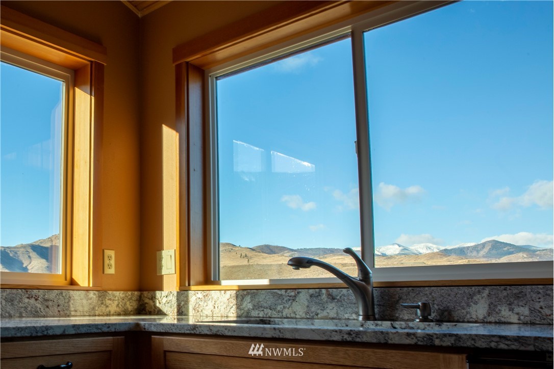 16 French Creek Road Pateros, WA 98846 - Photo 11 of 37 a view of a window