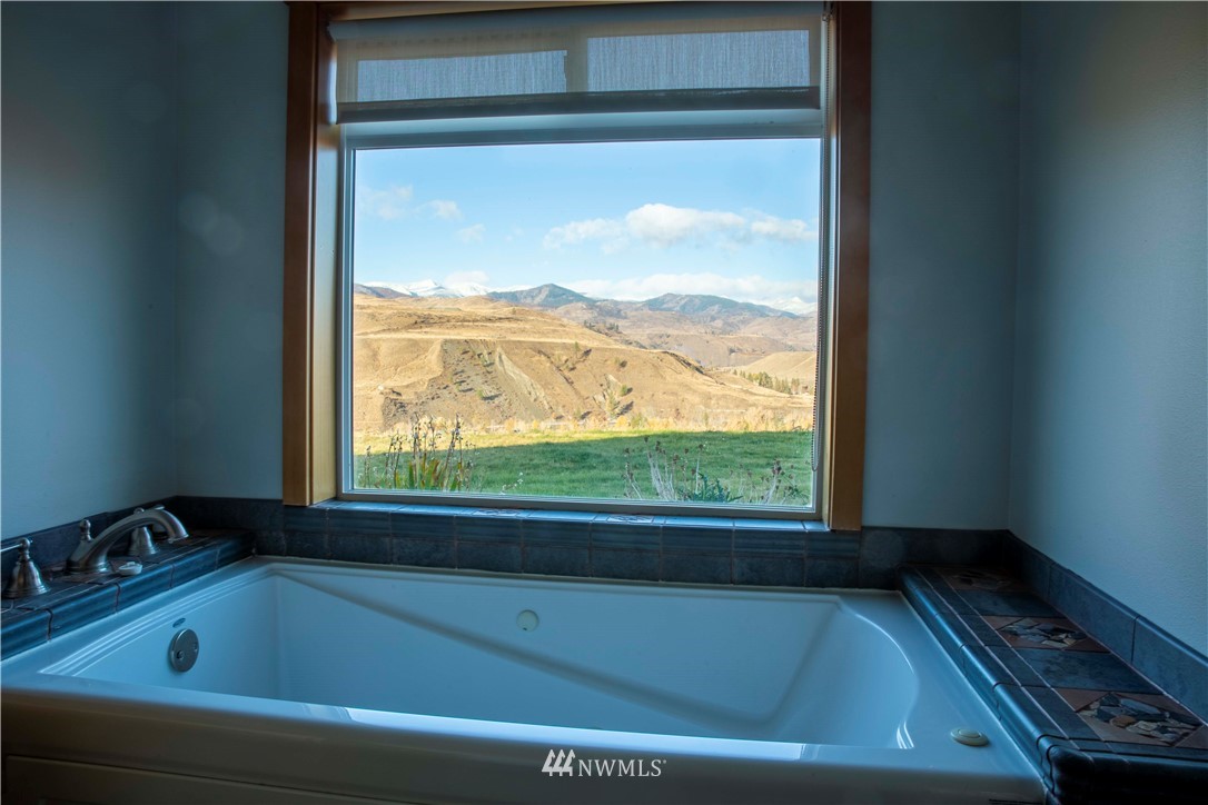 16 French Creek Road Pateros, WA 98846 - Photo 17 of 37 a bathroom with a bathtub