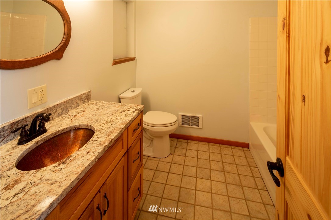 16 French Creek Road Pateros, WA 98846 - Photo 21 of 37 a bathroom with a sink and a mirror