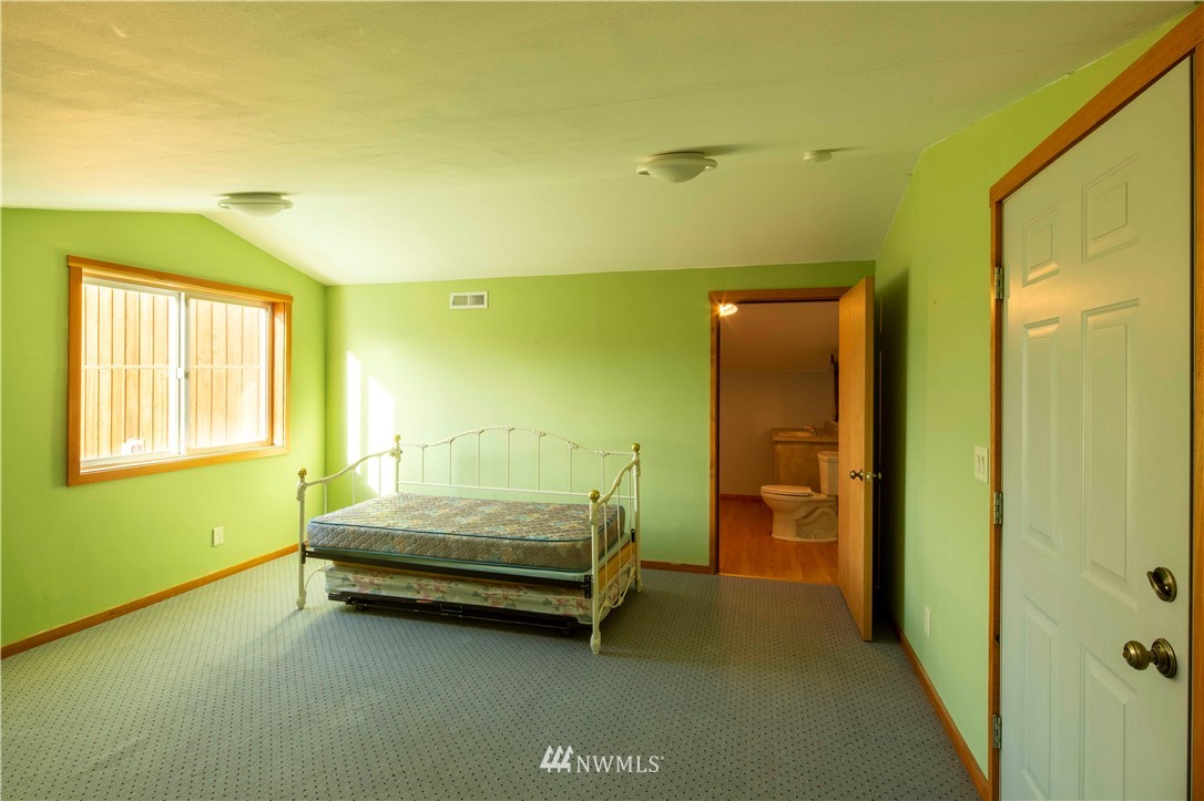 16 French Creek Road Pateros, WA 98846 - Photo 23 of 37 a bedroom with a bed and a window
