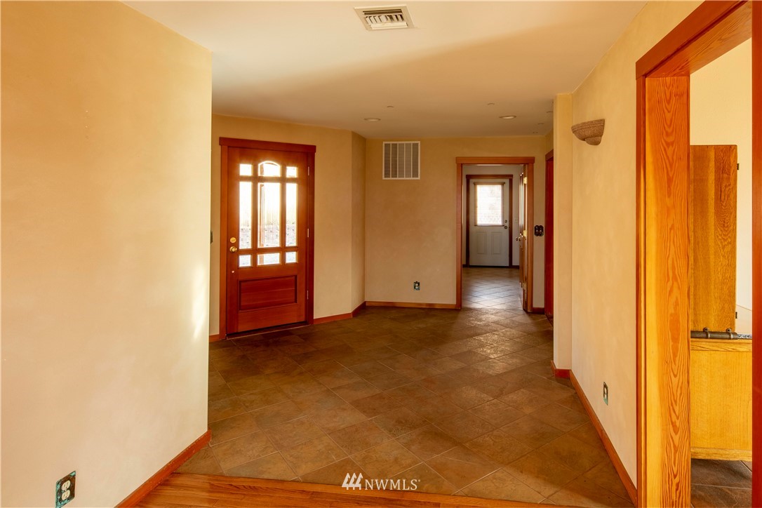 16 French Creek Road Pateros, WA 98846 - Photo 26 of 37 a view of a hallway with wooden floor and a bathroom
