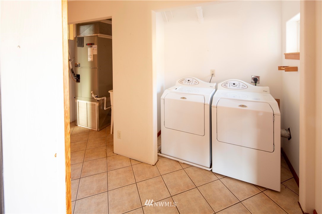 16 French Creek Road Pateros, WA 98846 - Photo 28 of 37 a utility room with dryer and washer