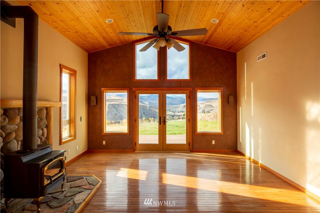 16 French Creek Road Pateros, WA 98846 - Photo 4 of 37 a view of an entryway
