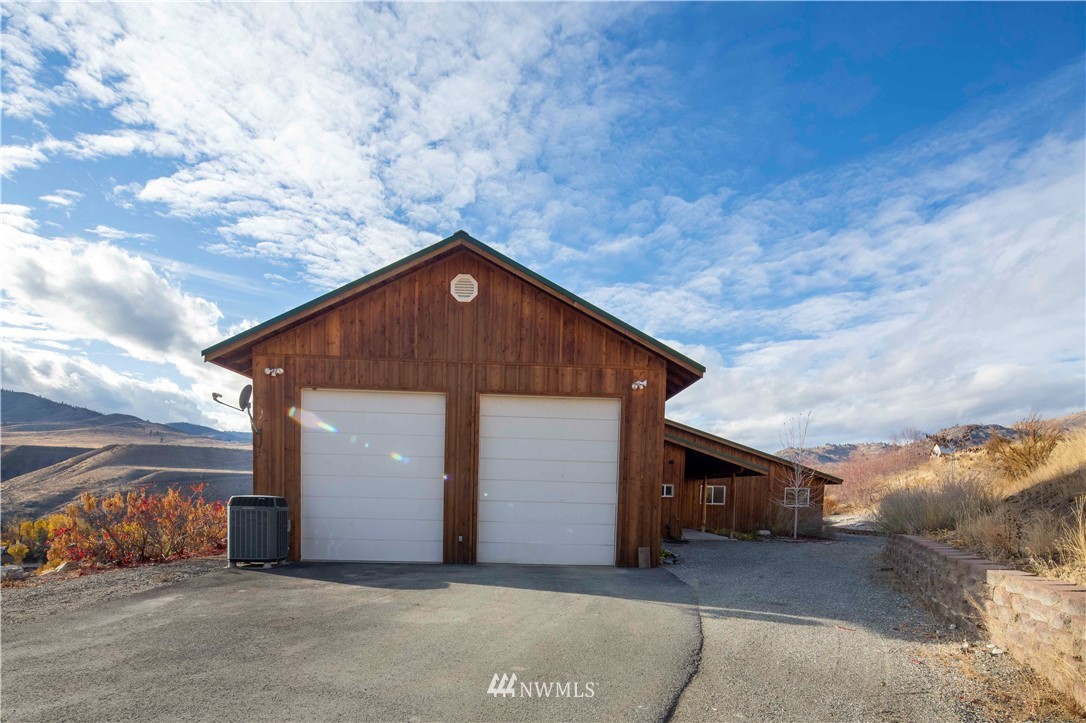 16 French Creek Road Pateros, WA 98846 - Photo 32 of 37 a view of a house with a yard