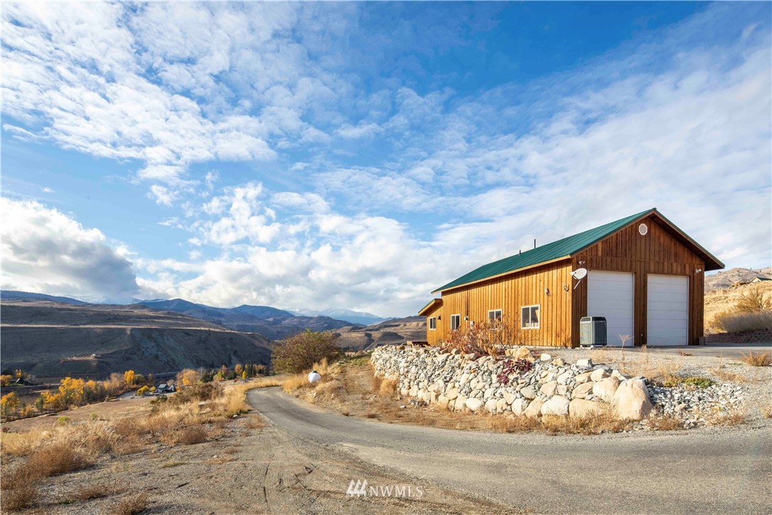 16 French Creek Road Pateros, WA 98846 - Photo 33 of 37 a view of a house with a yard